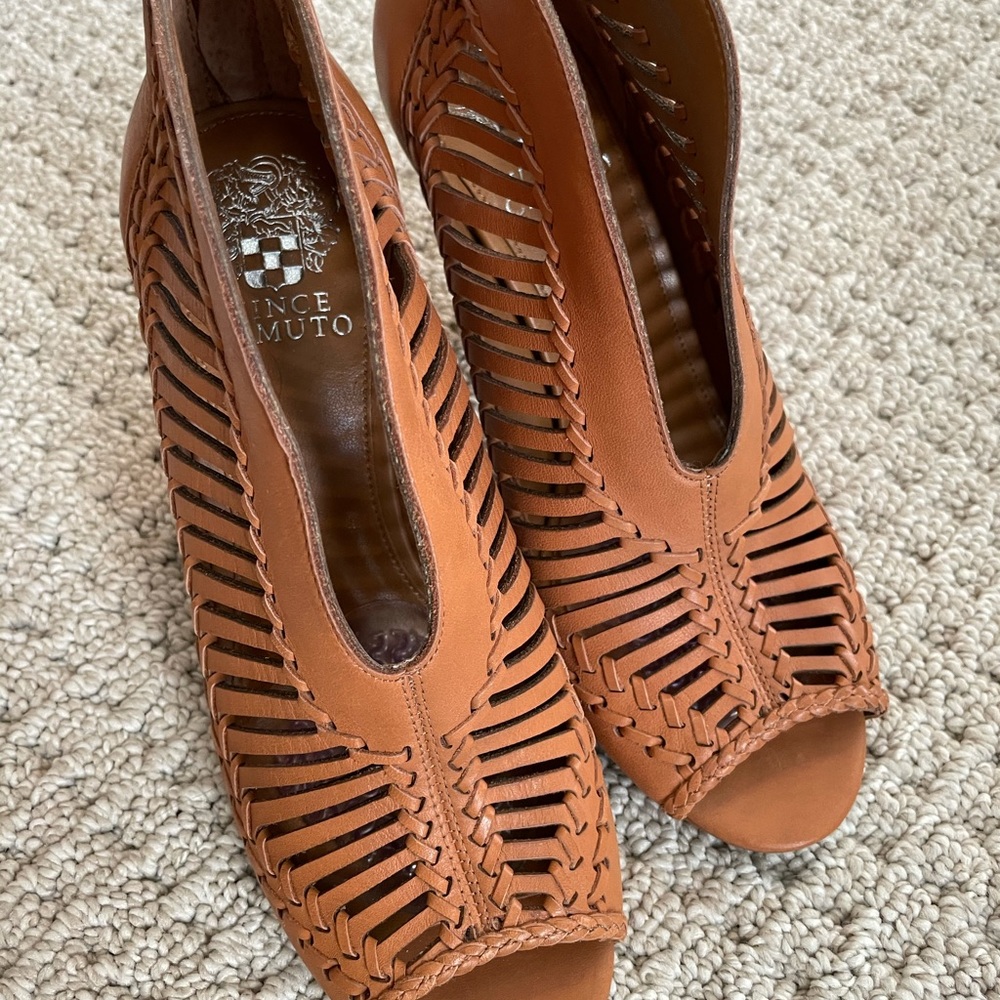 New! Camel colored Camuto booties